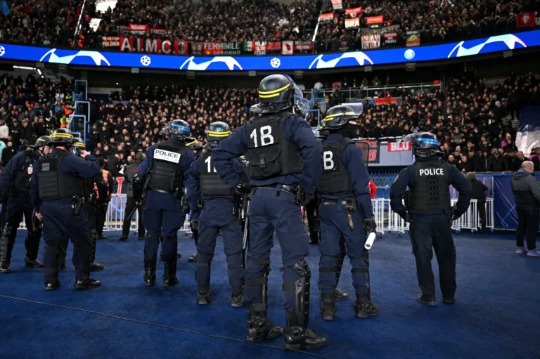 Noite tensa antes de Milan x PSG na Champions League com briga entre torcedores