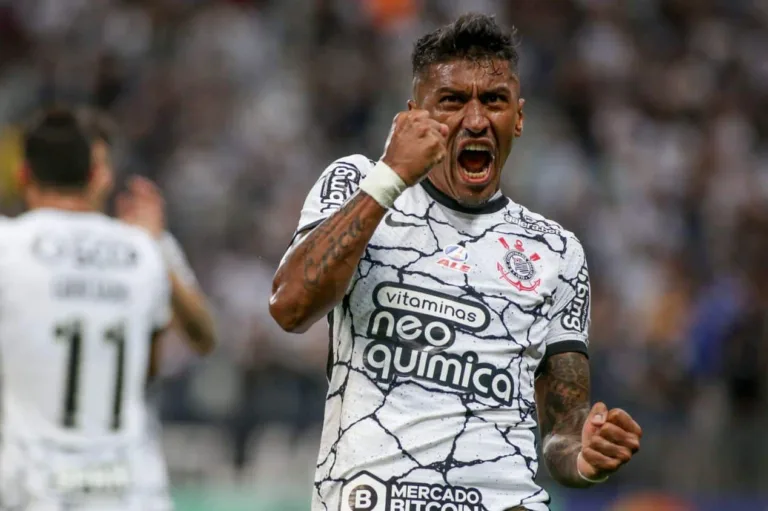 Paulinho #32: relembre a passagem do volante pelo Barcelona