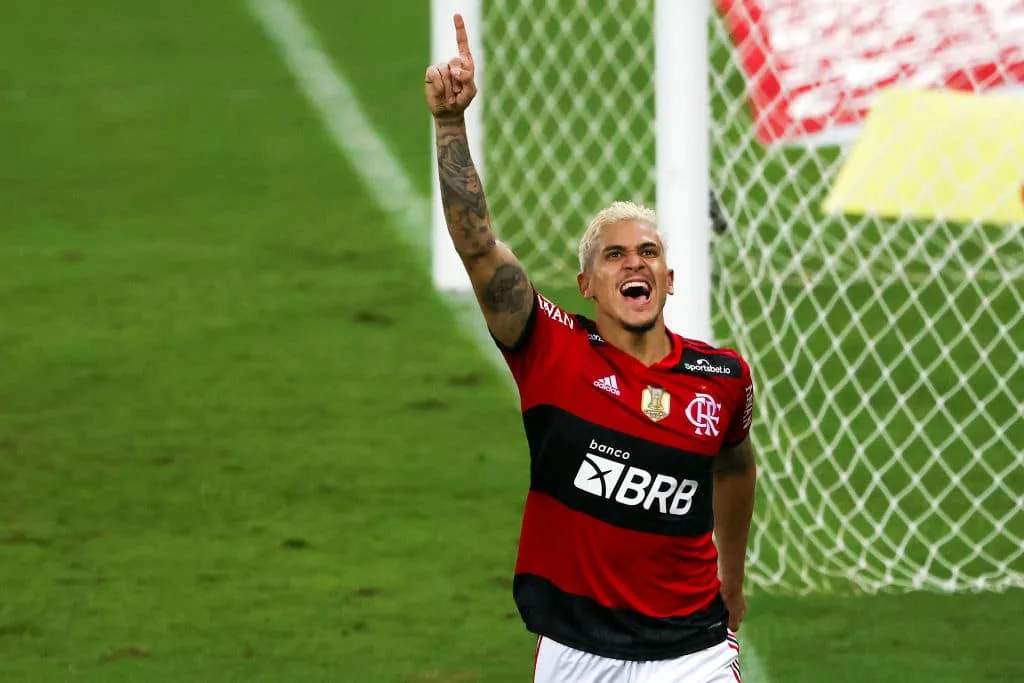 Gol em jogo do Flamengo rende recorde para Pedro