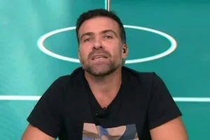 Pilhado dispara após cotovelada de Endrick em jogo do Palmeiras: “VAR não chamar é uma vergonha”