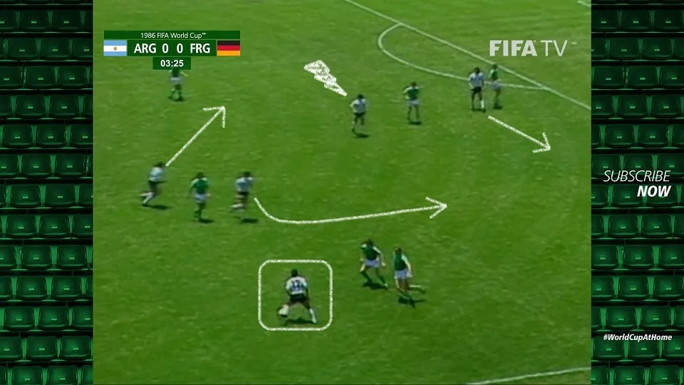 Maradona era mais atacante do que meia de criação no 3-3-2-2 de Carlos Bilardo na Argentina campeã mundial no México. Genialidade pura. Foto: Reprodução / YouTube / FIFA