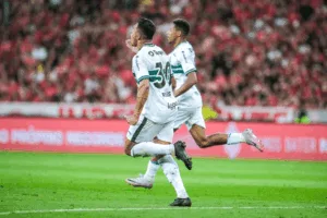 Coritiba anota o terceiro e complica a vida do América-MG no Brasileirão; veja o gol