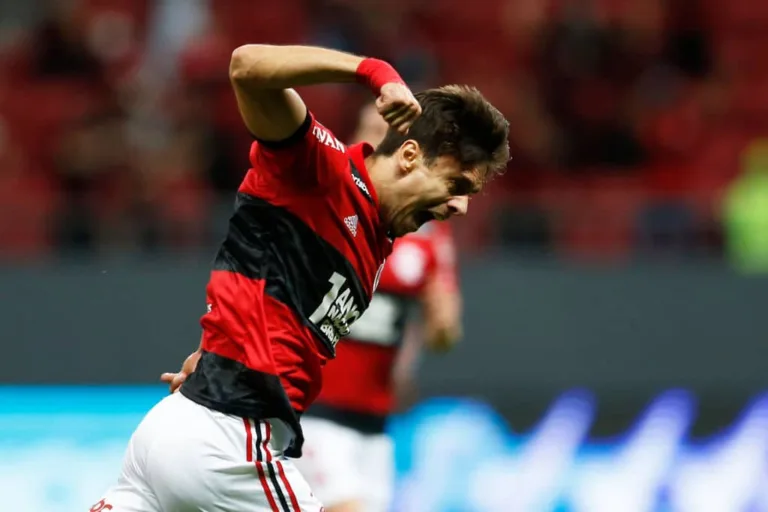 Tite explica a utilização de Rodrigo Caio em jogo do Flamengo