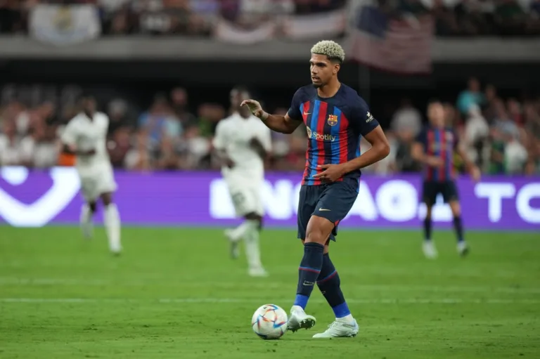 Barcelona pode negociar Araújo e De Jong na próxima janela de transferências