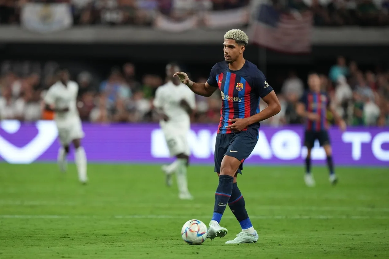 Barcelona pode negociar Araújo e De Jong na próxima janela de transferências