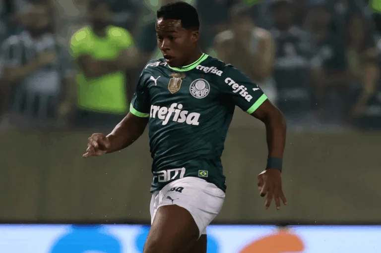 Sálvio Spínola dispara sobre lance de Endrick em jogo do Palmeiras contra Athletico: “Cartão vermelho”
