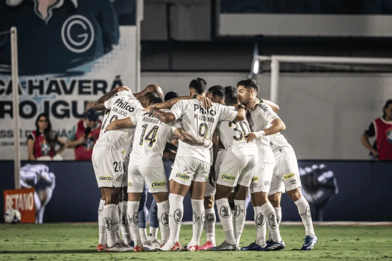 Santos marca no fim, bate o Goiás e respira no Brasileirão