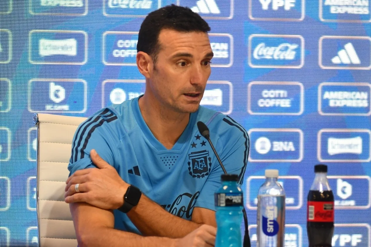 Jornal espanhol aponta motivos para Scaloni ameaçar saída da Argentina