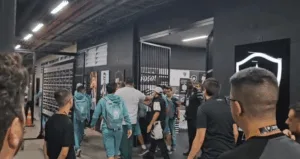Palmeiras provoca Botafogo na saída do estádio e clima esquenta; assista