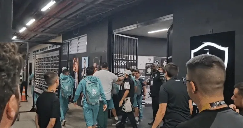 Palmeiras provoca Botafogo na saída do estádio e clima esquenta; assista