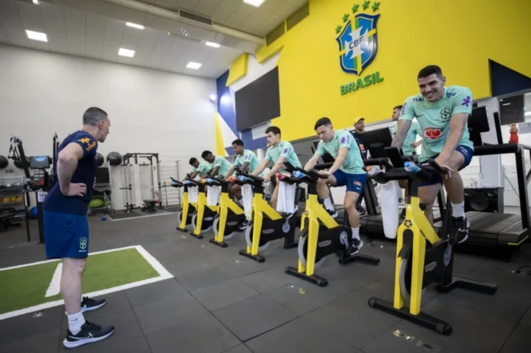 Seleção brasileira faz primeiro treino para jogo contra a Colômbia; assista