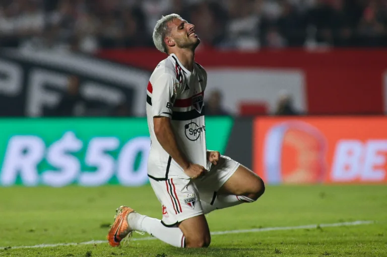 SPFC procura substituto de Calleri no mercado da bola