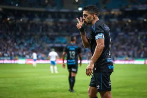 Luís Suárez ouve apelo de torcedores do Grêmio e esconde sobre futuro