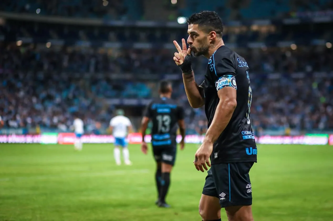 Luís Suárez ouve apelo de torcedores do Grêmio e esconde sobre futuro