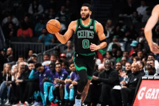 Jayson Tatum destrói no primeiro tempo e faz melhor pontuação da temporada em Celtics x Hornets