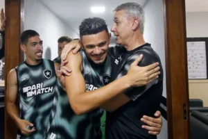 Botafogo: Tiquinho Soares ainda não treinou em campo com Tiago Nunes