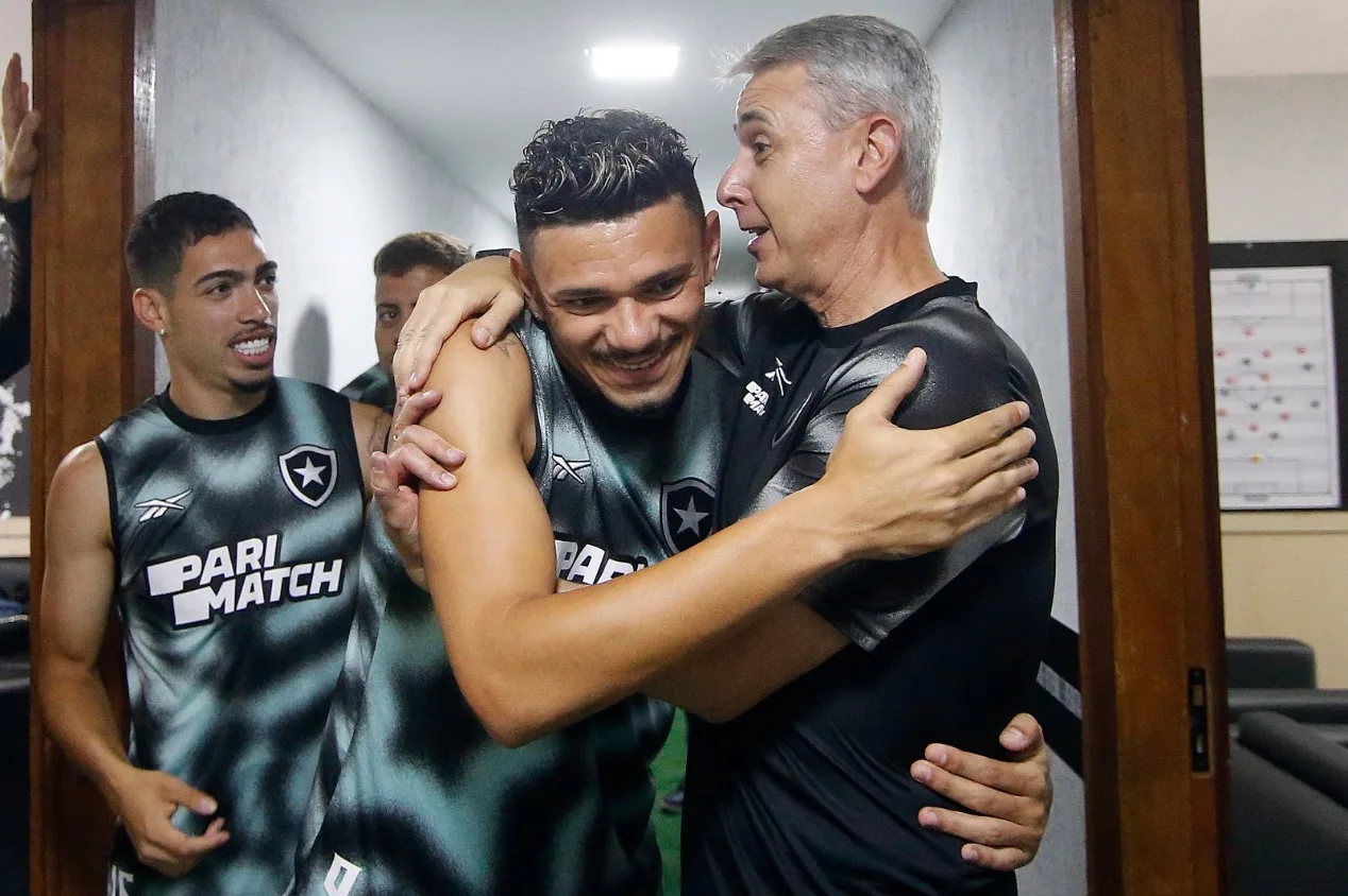 Botafogo: Tiquinho Soares ainda não treinou em campo com Tiago Nunes
