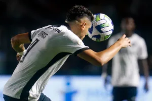 Botafogo perde Tiquinho Soares para o jogo contra o Grêmio