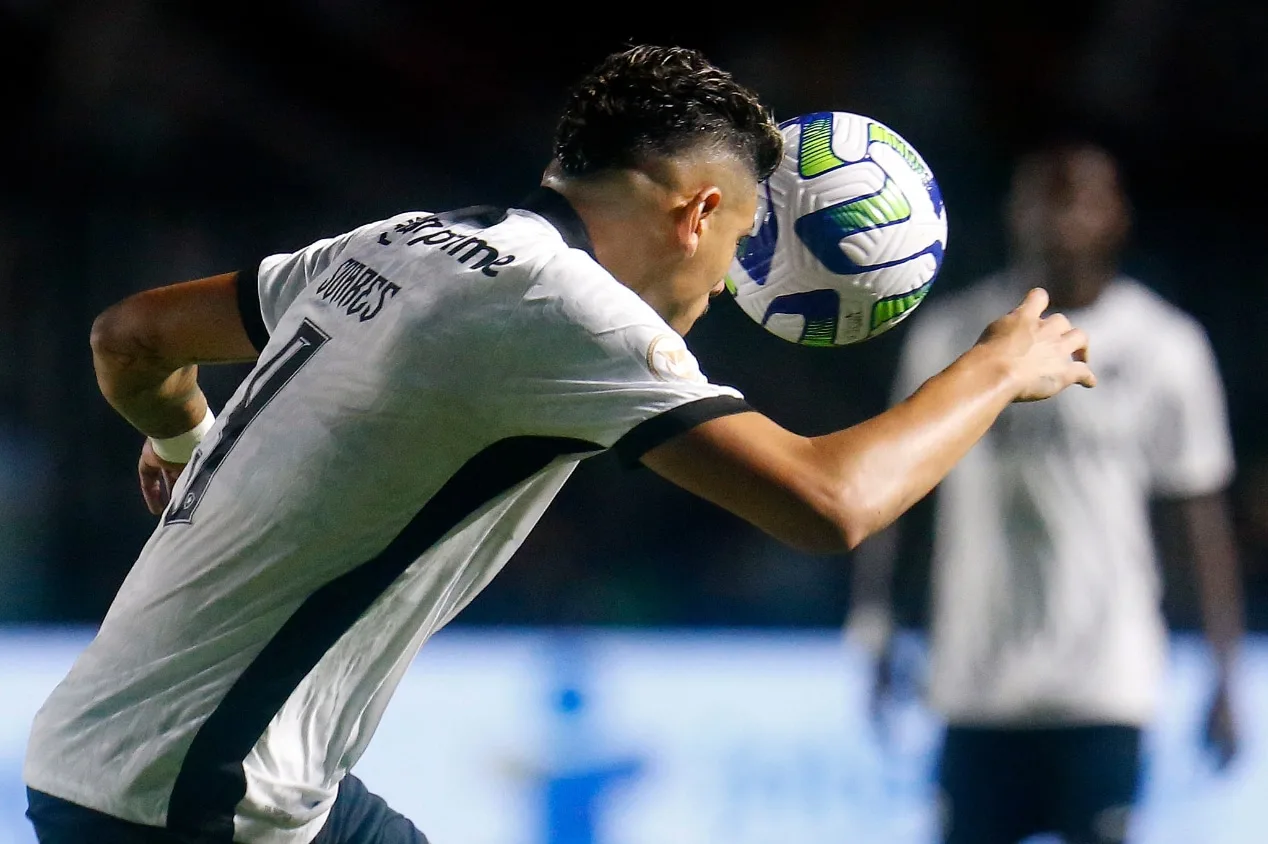 Botafogo perde Tiquinho Soares para o jogo contra o Grêmio