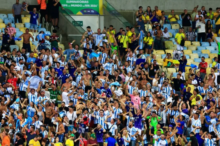 Torcedores brigam no Maracanã e jogadores de Brasil e Argentina tentam acalmar o público
