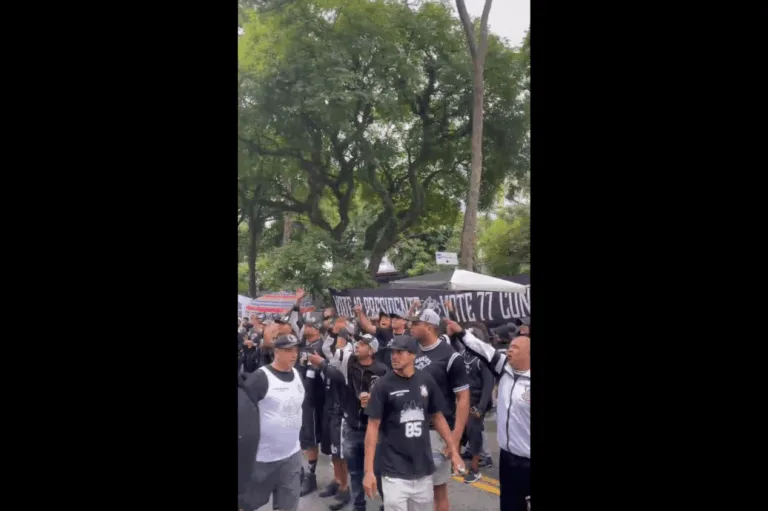 Torcedores da Gaviões da Fiel protestam contra André Negão no início da eleição do Corinthians