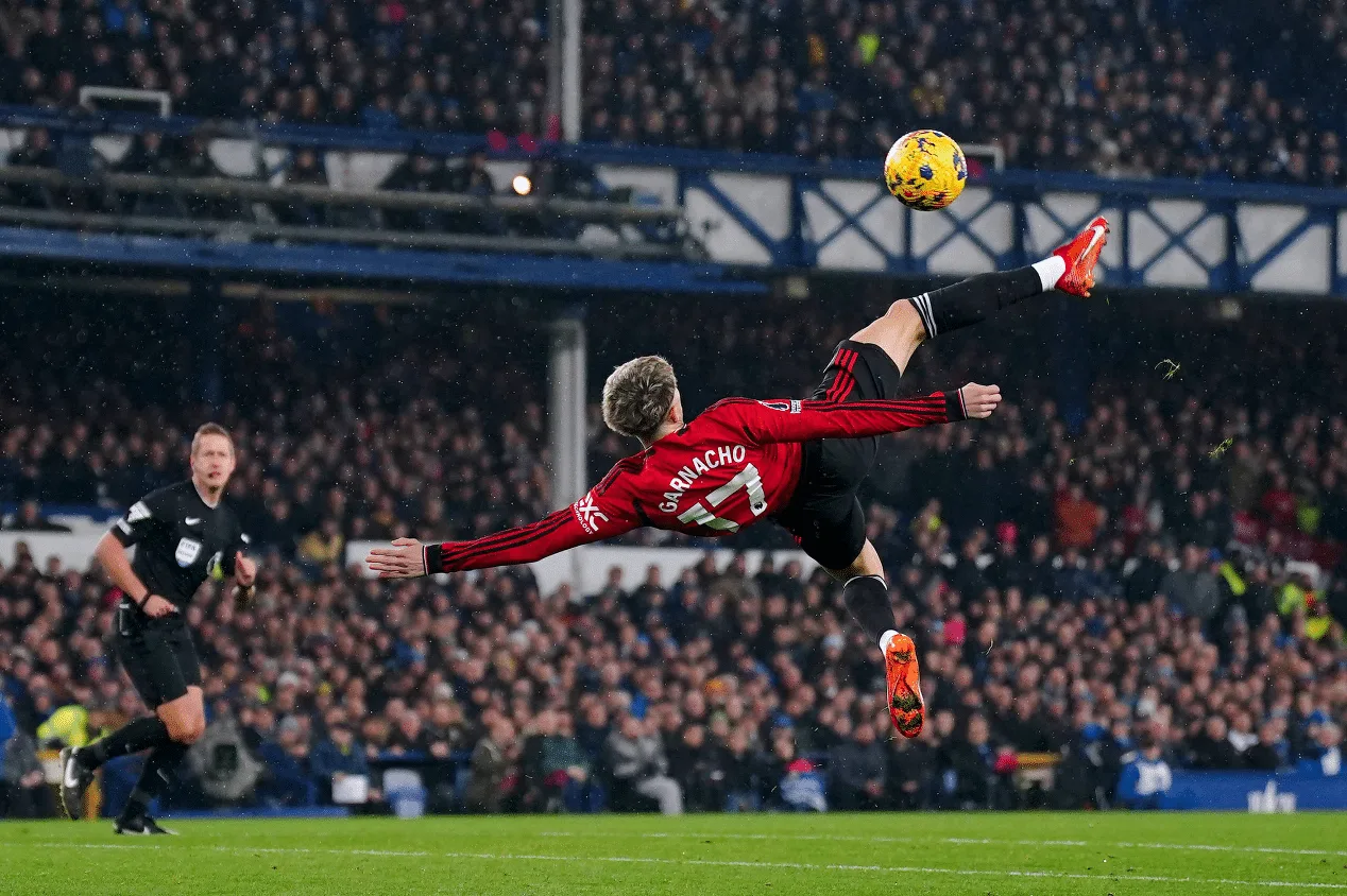 Foto do gol de Garnacho pelo Manchester United para representar o lance que levou torcedores e mídia esportiva à loucura por semelhanção com lance histórico do ex-atacante Wayne Rooney