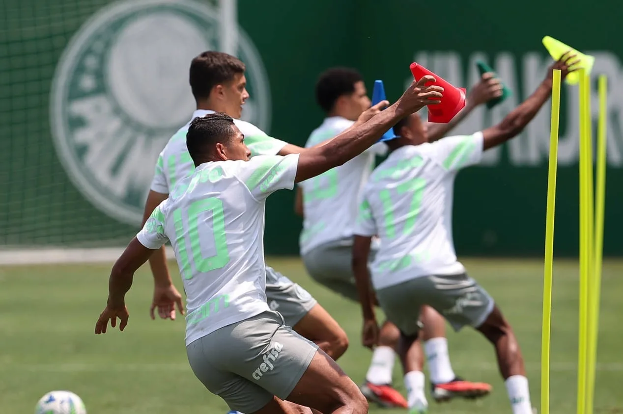 Palmeiras volta a ter jovens da base em treino de preparação para jogo contra o Fortaleza