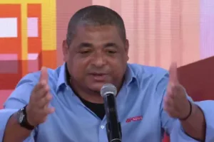 Vampeta “aconselha” mala branca em dois jogos no Brasileirão: “Tem que botar”