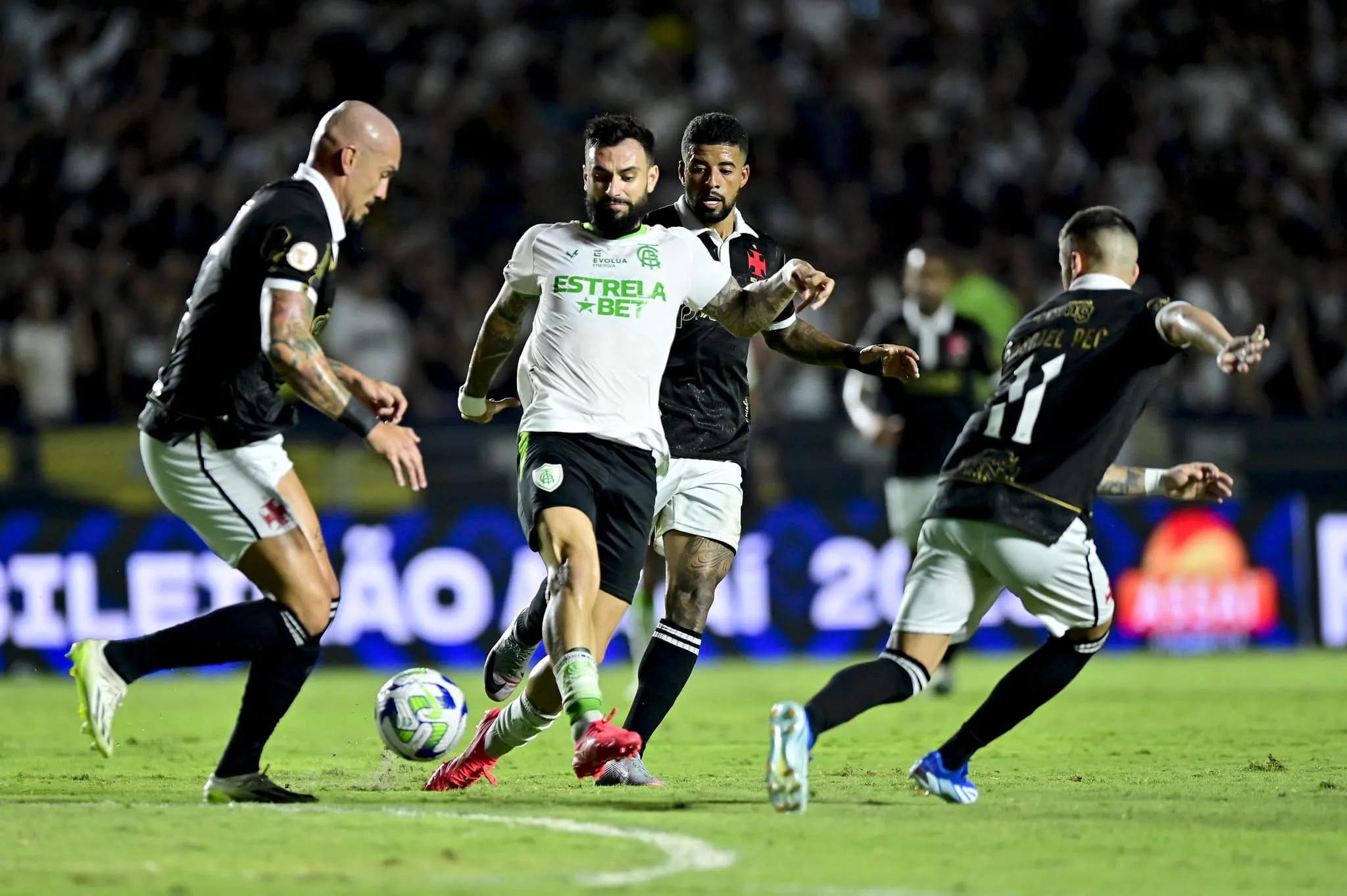 Com gol nos acréscimos de Payet, Vasco bate América-MG e respira no Brasileirão Série A