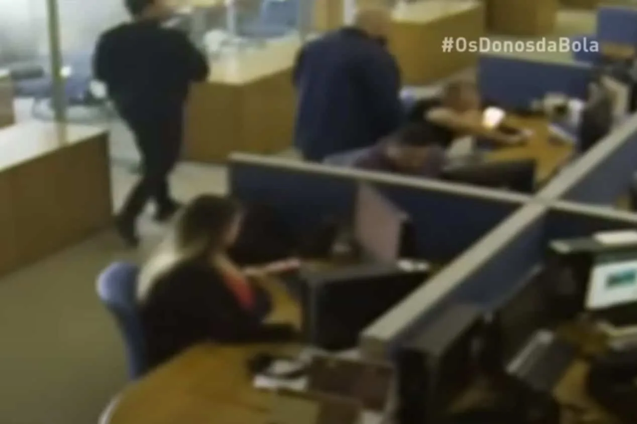 Velloso cai da cadeira na redação da Band, câmera flagra e Neto não perdoa; assista