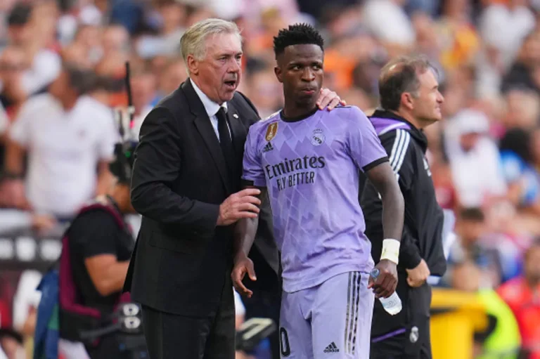 Real Madrid: Ancelotti avalia Vinícius Júnior “acostumado” com racismo