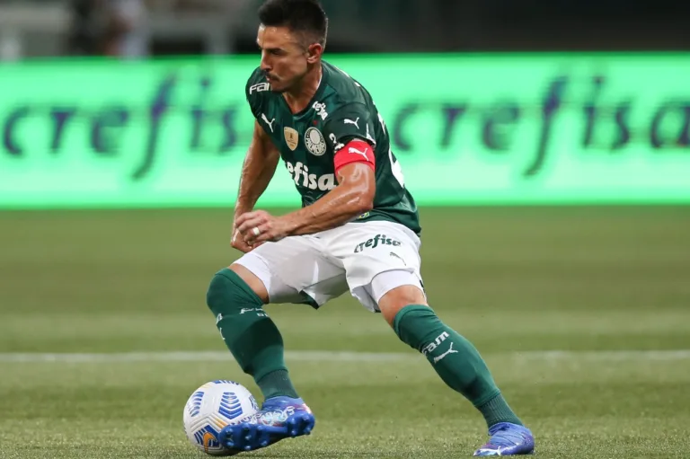 Willian Bigode leva bronca de juiz ao tentar desbloquear salário em processo de ex-colega de Palmeiras