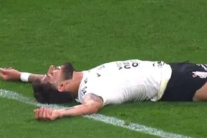 Corinthians x Atlético-MG: Yuri Alberto protagoniza lance bizarro com “acrobacia”; assista