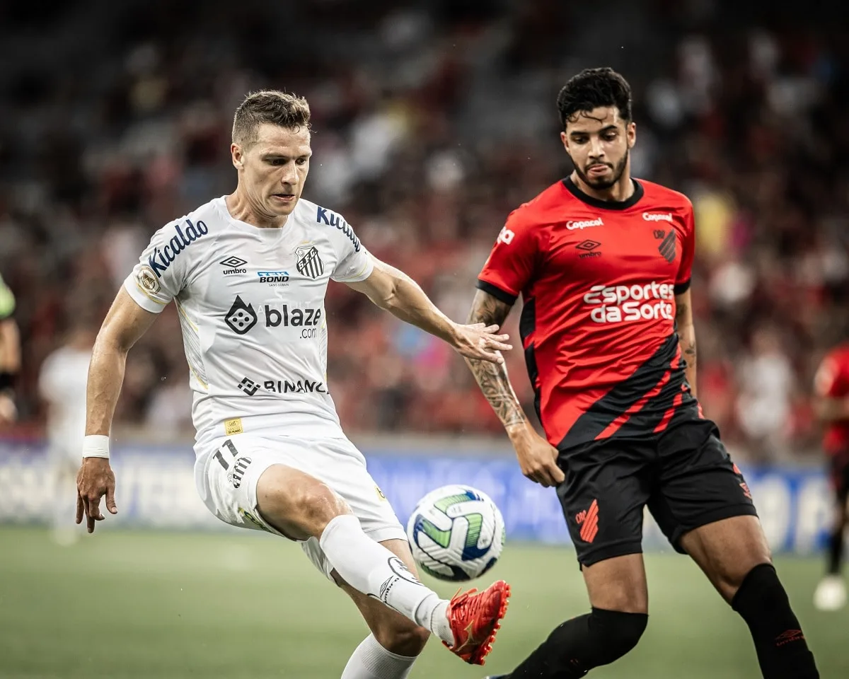 Com direito a “lei do ex”, Santos perde para o Athletico-PR e luta contra o fantasma do rebaixamento