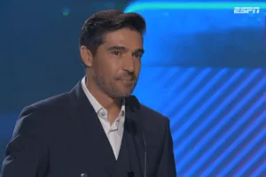 Abel Ferreira faz forte discurso após título do Palmeiras e se emociona