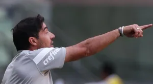 Abel Ferreira admite jogador do Palmeiras sem condições para atuar: “Vai ficar fora”