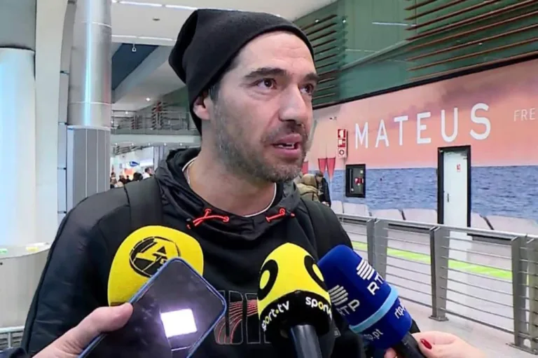 Abel Ferreira deixa recado sobre futuro no Palmeiras ao chegar em Portugal: “Vou fazer como os padres”