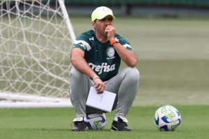 Torcedores do Palmeiras pedem a saída de Abel Ferreira