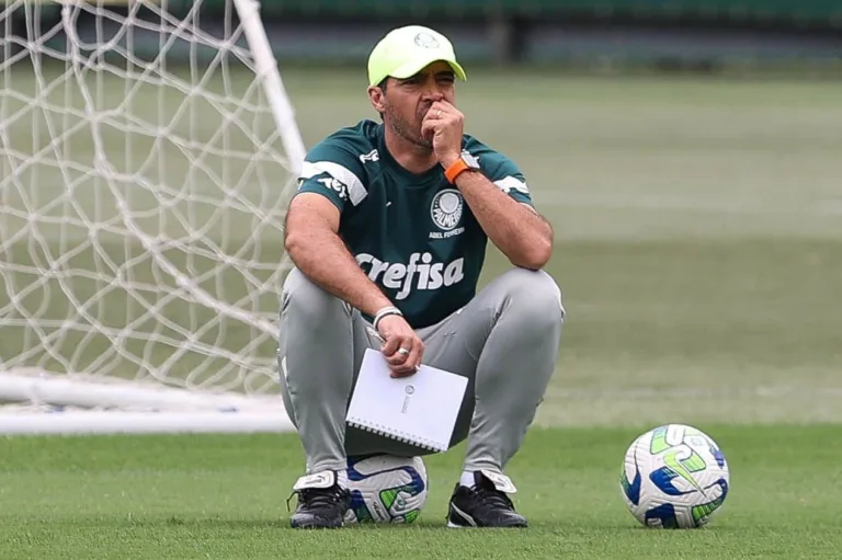 Torcedores do Palmeiras pedem a saída de Abel Ferreira