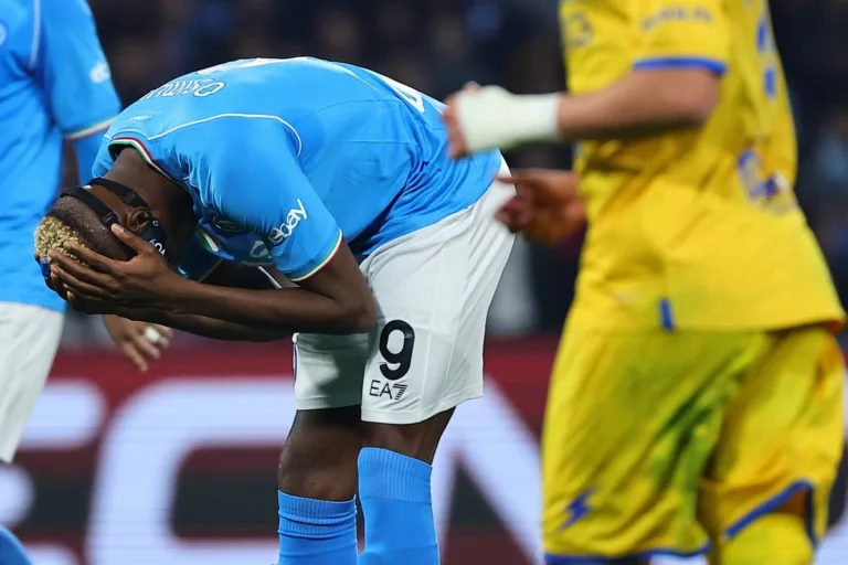 Frosinone surpreende, goleia o Napoli e avança às quartas de final da Copa da Itália
