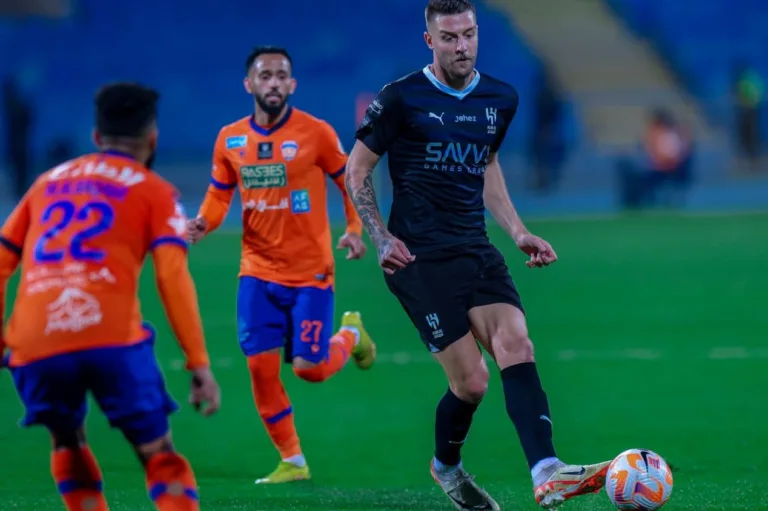 Al-Hilal domina o jogo e vence o Al Feiha nos minutos finais pelo Campeonato Saudita