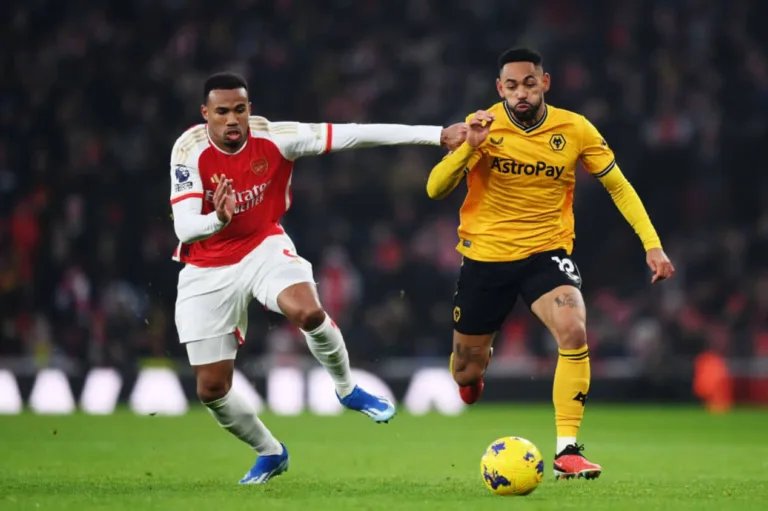 Arsenal vence Wolverhampton e mantém liderança da Premier League 