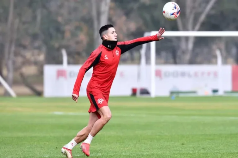 Athletico “atravessa” o Corinthians e assina com lateral