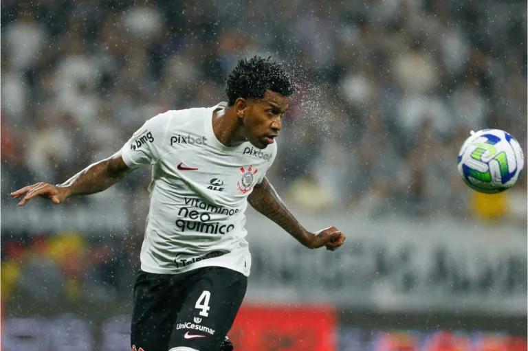 Santos oficializa a contração de Gil, ex-zagueiro do Corinthians