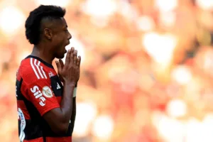 Presidente do Flamengo confirma renovação de Bruno Henrique