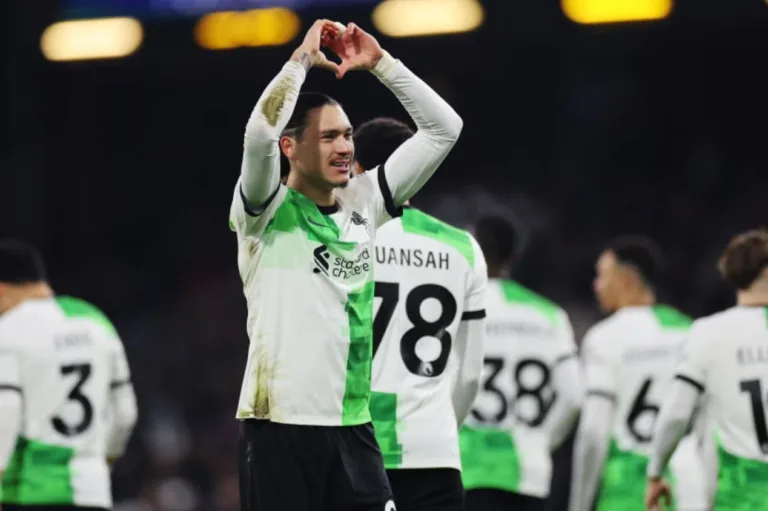 Liverpool derrota o Burnley e assume a liderança da Premier League