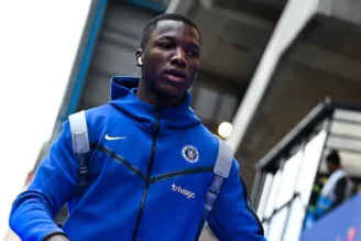 Caicedo se prepara para entrar em campo pelo Chelsea na Premier League