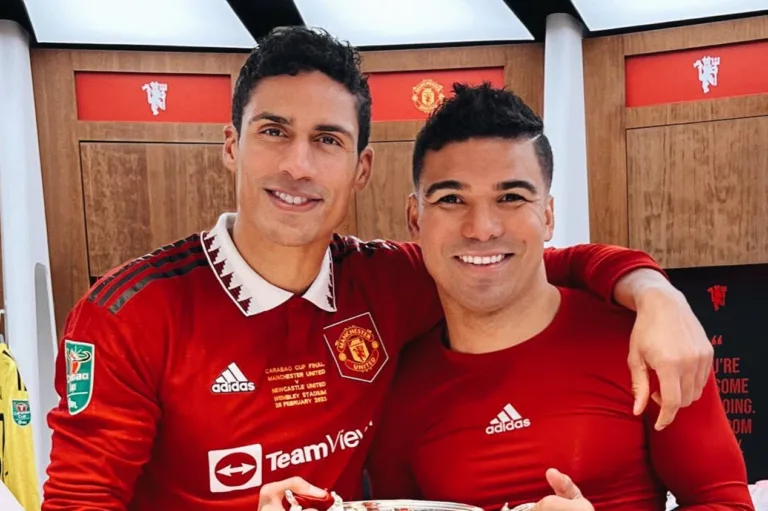 Erik tan Hag dá recado ao Manchester United sobre Casemiro e Varane