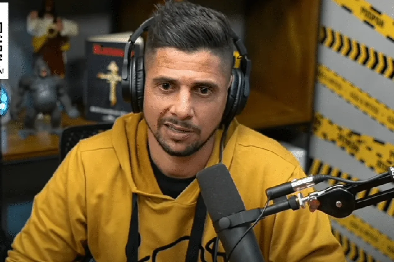 Cicinho não pipoca e aponta melhor jogador do Brasil hoje