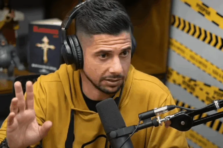 Cicinho detona atitude de jogador do Botafogo: “Foi traíra”